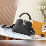 m21127 Черная тканая сумка с золотой застежкой】Эта сумка Capucines BB делает Tau