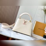 m21127 Жемчужно-белая сумка Capucines BB с золотыми застежками.