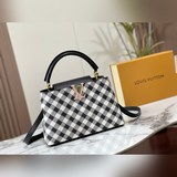 m20717 Черно-белая клетчатая сумка с золотыми застежками. Эта сумка Capucines ср