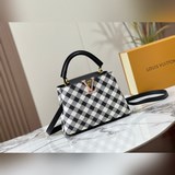 m20716 Черно-белая клетчатая сумка с золотыми застежками. Эта сумка Capucines в 
