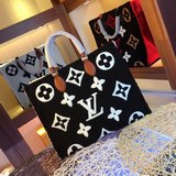onthego Сумка из вельвета серии teddy m55420 белого цвета. Пушистая зима.