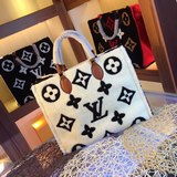 onthego Сумка из бархата серии teddy m55420 белого цвета. Пушистая зима.
