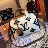 Большой размер 30x21x17.     Серия Speedy Teddy с пушистым покрытием.