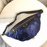 Модель m20971 pillow maxi поясная сумка привлекает внимание на холодных улицах и