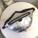 Модель m20971 pillow maxi поясная сумка привлекает внимание на холодных улицах и