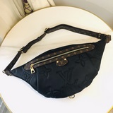 Модель m20971 pillow maxi поясная сумка привлекает внимание на холодных улицах и