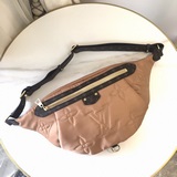 Модель m20971 pillow maxi поясная сумка привлекает внимание на холодных улицах и