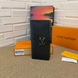 Этот кожаный кошелек LV Vertical изготовлен из мягкой кожи Taurillon с зернистой