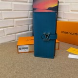 Этот кожаный кошелек LV Vertical изготовлен из мягкой кожи Taurillon с зернистой