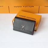 M62157 Изготовленный из кожи Taurillon, этот небольшой кошелек Capucines имеет м