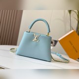 m59868 Звездная жемчужно-синяя застежка в форме ракушки. Эта сумка Capucines BB 