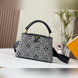 m57358 Nicolas Ghesquière придает этой модели Capucines особый характер.