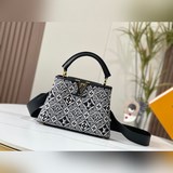 m57357 Nicolas Ghesquière создал эту модель Capucines.