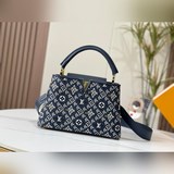 m57358 Nicolas Ghesquière придает этой модели Capucines особый характер.