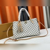 Эксклюзивная сумка Lymington n40022 изготовлена из ткани Damier Azur.