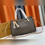 Эксклюзивная сумка Lymington n40022 изготовлена из ткани Damier Azur.