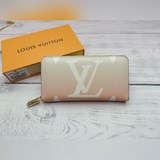 m80360  Этот кошелек с застежкой-молнией из знаковой коллекции Louis Vuitton вып