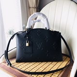 Новая модель сумки от Louis Vuitton, изготовленная из натуральной кожи, с тиснен
