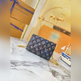 M81693 Черная сумка-подушка Pochette Coussin с цепочкой и монограммой.