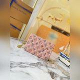 M81693 Розовый печатный клатч Pochette Coussin с цепочкой и монограммой.