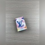 Внутри очень практичный, с несколькими отделениями для кредитных карт и купюр. К