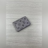 M66543 Кошелек для купюр с монограммой, металлическая застежка посередине, прост