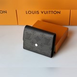 m62540 Этот компактный кошелек изготовлен из мягкой кожи mahina Louis Vuitton и 