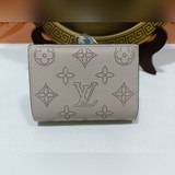 m80153  Эта кошелька cléa имеет изящный и утонченный дизайн и изготовлена из мяг