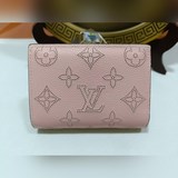 m80153  Эта кошелька cléa имеет изящный и утонченный дизайн и изготовлена из мяг