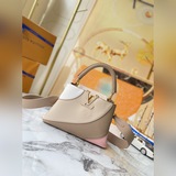 m59864 Серо-фиолетовая сумка Capucines BB с тремя застежками и золотыми пряжками