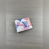 Внутри очень практичный, с несколькими отделениями для кредитных карт и купюр. К