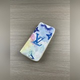 Внутри очень практичный, с несколькими отделениями для кредитных карт и купюр. К