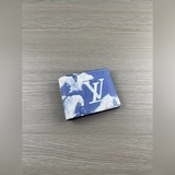 Внутри очень практичный, с несколькими отделениями для кредитных карт и купюр. К