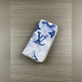 Внутри очень практичный, с несколькими отделениями для кредитных карт и купюр. К