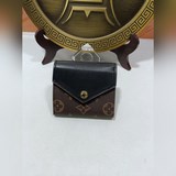 m62933 n60462  Этот кошелек Zoe имеет компактный размер и легко помещается в люб