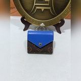 m62933 n60462  Этот кошелек Zoe имеет компактный размер и легко помещается в люб