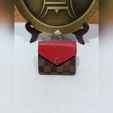 m62933 n60462  Этот кошелек Zoe имеет компактный размер и легко помещается в люб