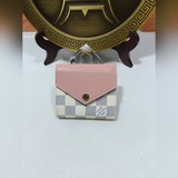 m62933 n60462  Этот кошелек Zoe имеет компактный размер и легко помещается в люб