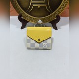 m62933 n60462  Этот кошелек Zoe имеет компактный размер и легко помещается в люб