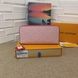 m64161 Этот универсальный кошелек emilie, сочетающий в себе практичные функции и