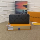 m64161 Этот универсальный кошелек emilie, сочетающий в себе практичные функции и
