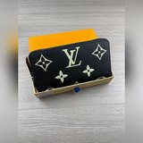 Артикул： 69794 Цвет： черный Размер： 19x10x2 Кошелек на молнии с аксессуарами.