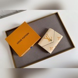 Оригинальный кошелек Victorine. Этот кошелек Victorine украшен монограммой.