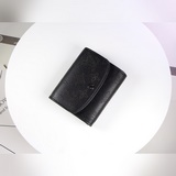 m62540, этот короткий кошелек из мягкой телячьей кожи украшен перфорированным мо