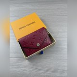 Артикул： 41938 Цвет： пурпурно-красный Размер： 12x9,5x1,5 Рельефный узор в виде б