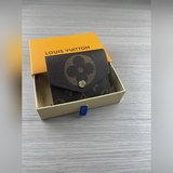 Артикул： 80725 Цвет： коричневый Размер： 9,5x7,5x3 Этот кошелек Zoé изготовлен из