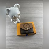 Артикул： 80725 Цвет： желтый Размер： 9,5x7,5x3 Этот кошелек Zoé.