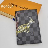 Этот чехол для паспорта изготовлен из ткани Damier Graphite и отличается нежными