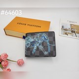 Этот тонкий кошелек демонстрирует экзотический стиль с мотивом печати Louis Vuit
