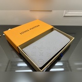 63095 тисненый серый, этот кожаный кошелек Zippy Vertical украшен монограммой.